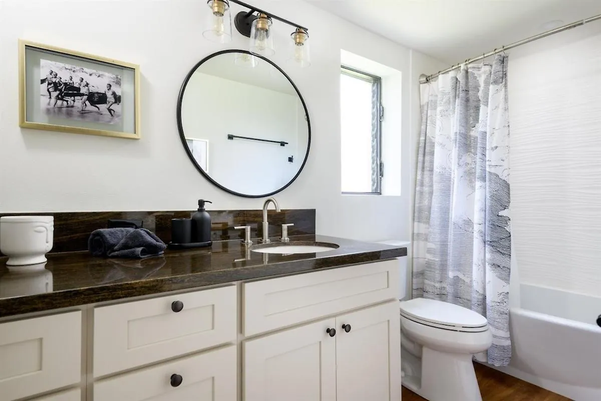 Remodeled 3 Bedroom Oceanfront Condo — Sleeps 8 Wailuku 0*,